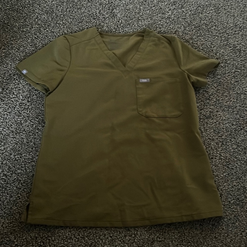 Figs Catarina scrub top martini olive